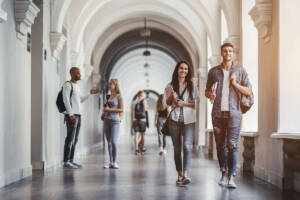 Studenti che camminano corridoio scuola