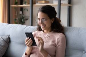 ragazza telefono smartphone casa sorriso