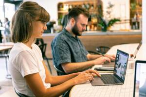 Ragazzi che lavorano al computer