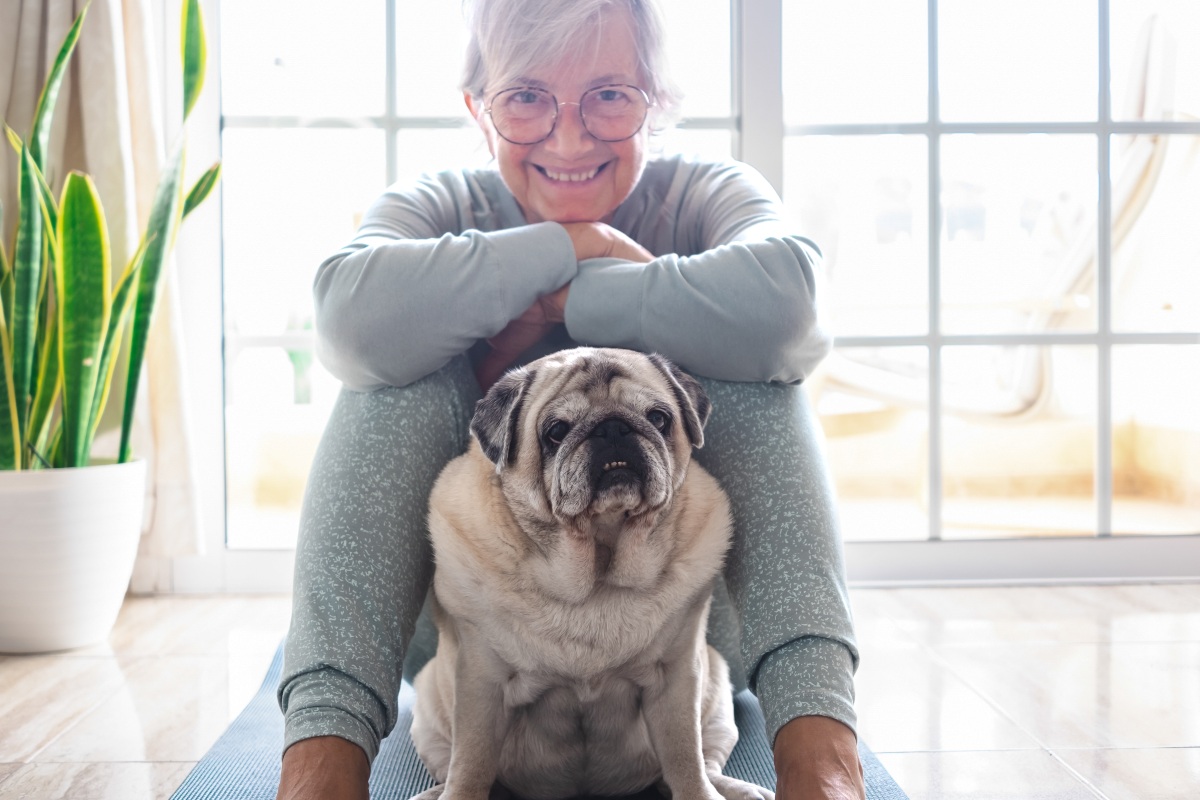 Donna anziana con il cane 