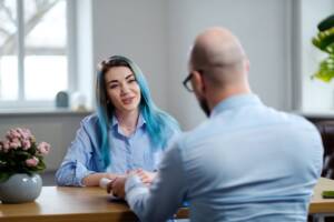 Ragazza ad un colloquio di lavoro