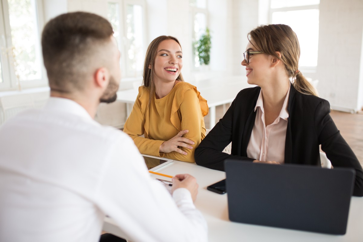 Ragazzi giovani in ufficio