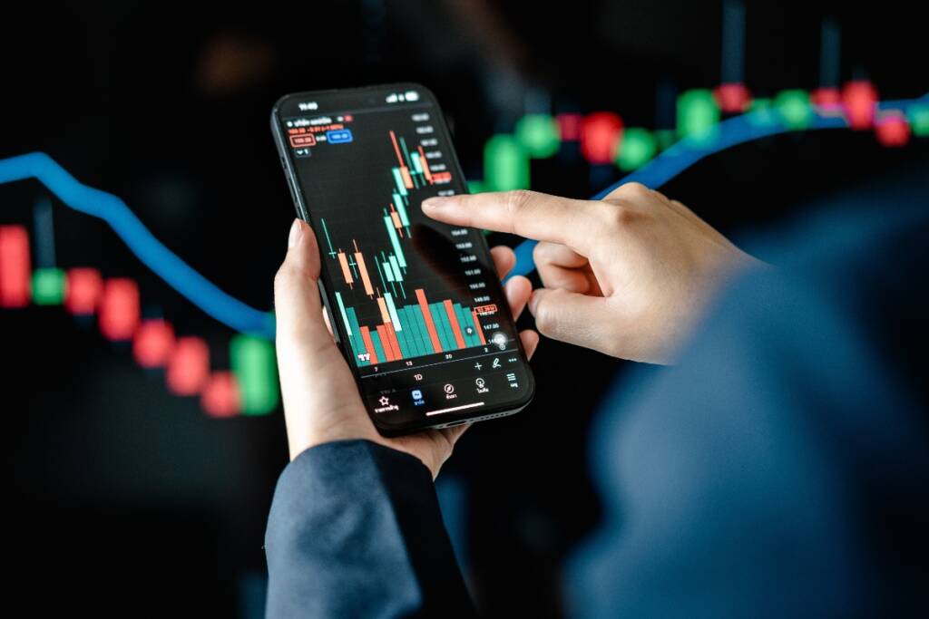 Schermo di smartphone con grafici e dati per il trading online